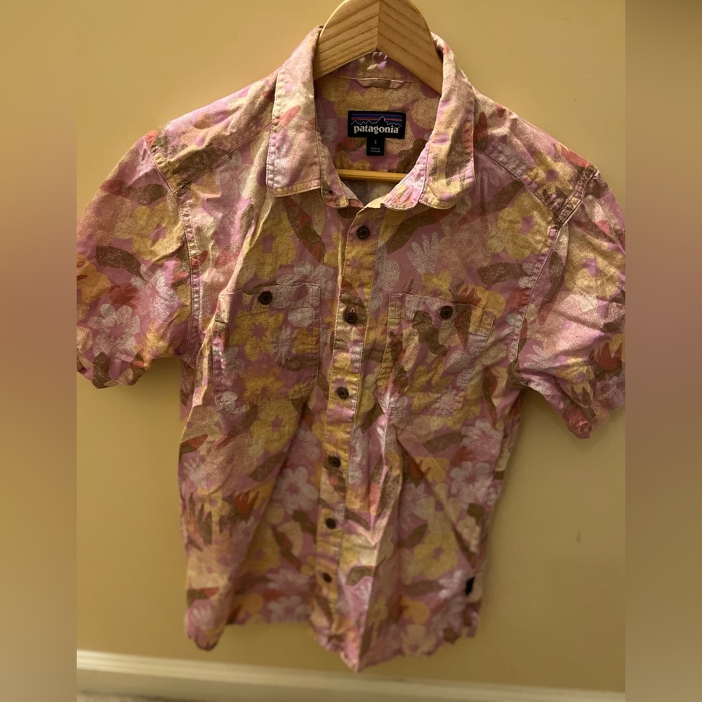 Patagonia men’s Pink and Yellow Floral Casual Button Down Shirt